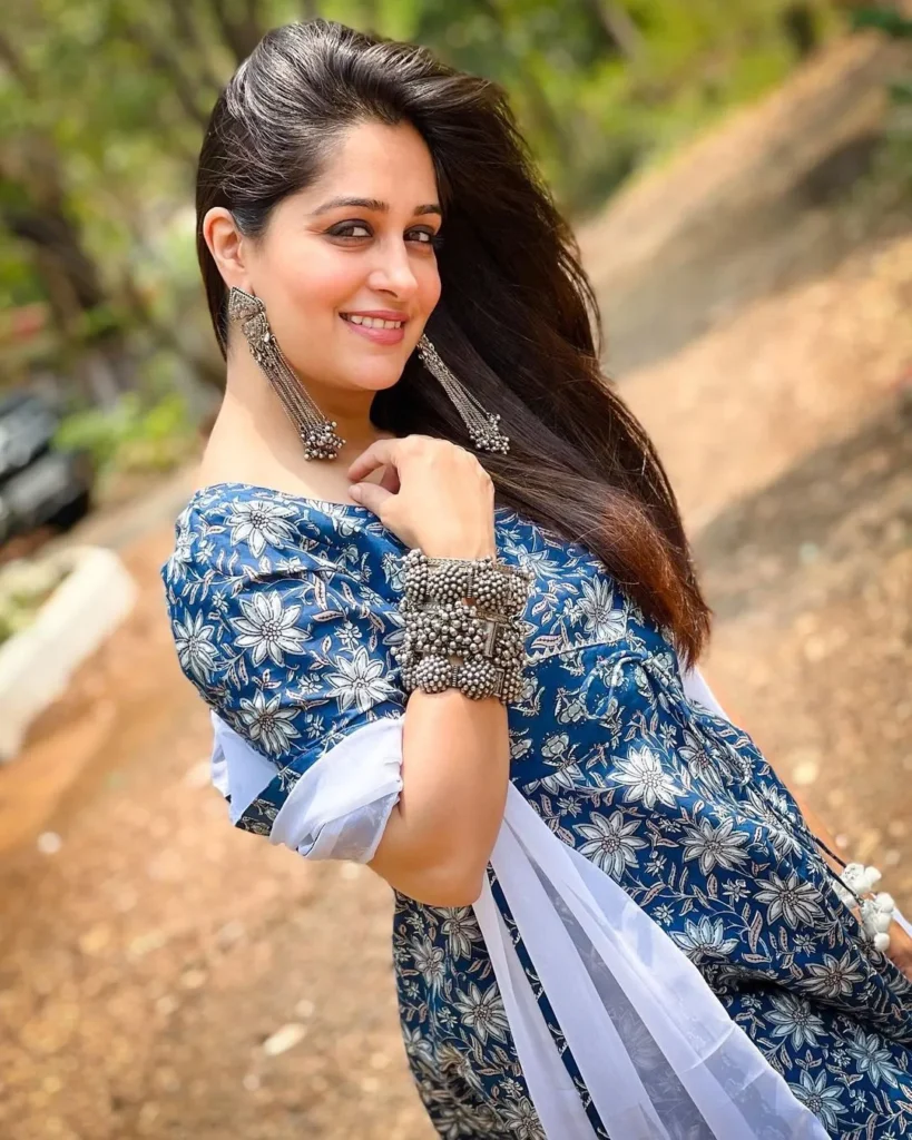 कौन है Dipika Kakar?